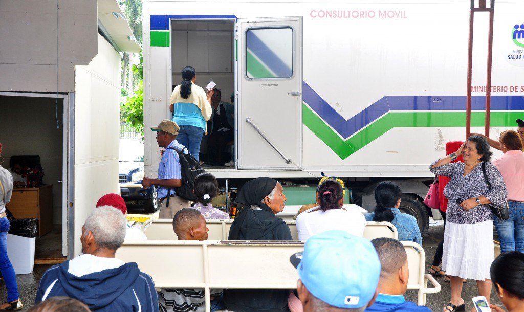 Cibaeños van a consulta en furgón, mientras reparan Hospital José María Cabral y Báez